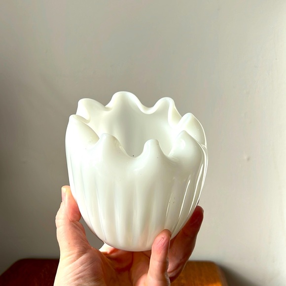 beautiful milk glass bowl / vase - Picture 2 of 6